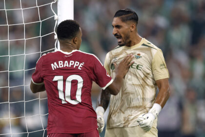 Kyliano Mbappe, tačiau jo smūgį atrėmė puikiai sužaidęs Alvaro Vallesas