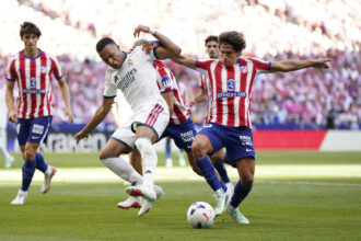 Madrido derbyje pergalę šventė „Atletico“ futbolininkai, namuose 2:1 palaužę dešimtyje likusią „Real“ ekipą