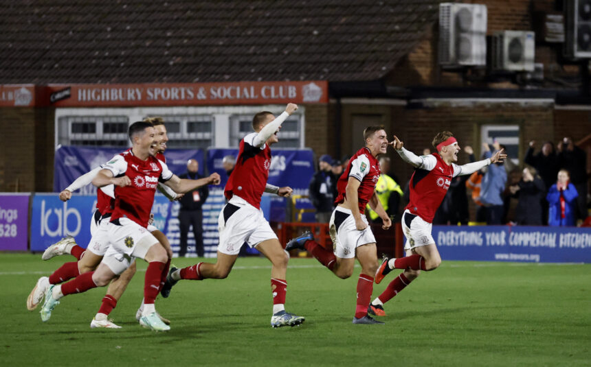 „Arsenal“ fiasko taurėje: Anglijos čempionus išmetė ketvirtos lygos komanda