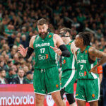 Jonas Valančiūnas ir Sabenas Lee. BNS nuotr.