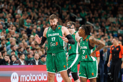 Jonas Valančiūnas ir Sabenas Lee. BNS nuotr.