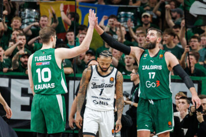 Jonas Valančiūnas ir Ąžuolas Tubelis (BNS Foto nuotr.)