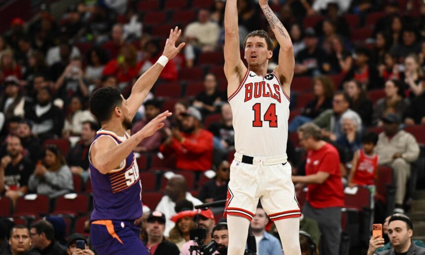 Iš dviženklio deficito išlipę „Bulls“ patiesė „Suns“, Buzelis pasižymėjo 14 taškų