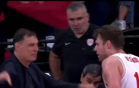 Kibirkštys „Olympiacos“ suole: susikirto MVP ir Bartzokas