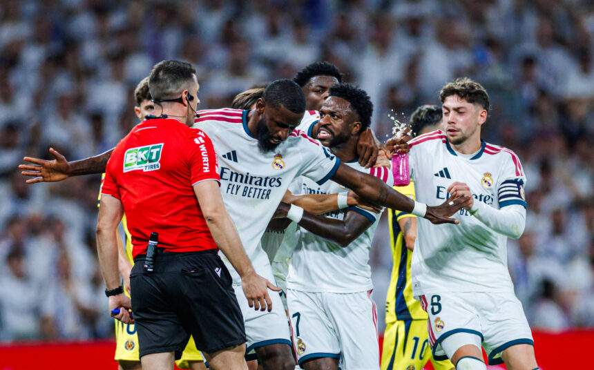Vinicius praleis „El Clasico“, Mourinho piktinosi bausmės paskelbimo laiku